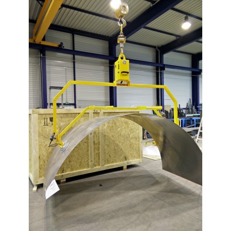 Novenbre 2015 : Fabrication et livraison d'un palonnier à ventouses pour toles rectangulaires cintrées.