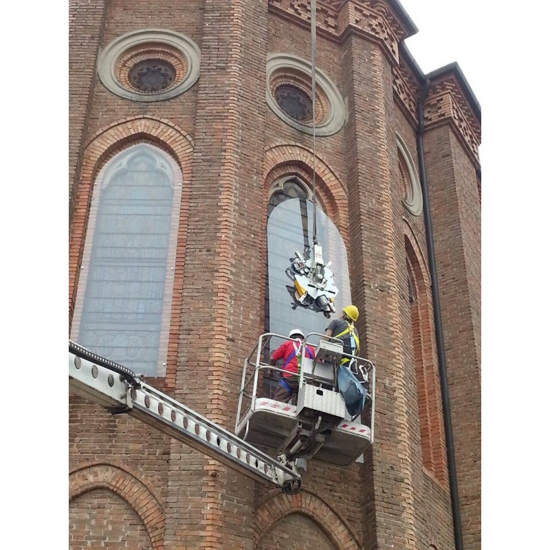 Pose de vitrage église avec palonnier à ventouses