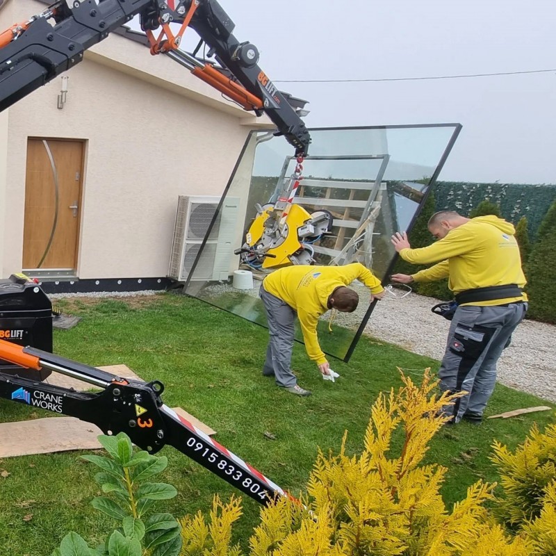 Manutention de vitrage sous mini grue avec palonnier à ventouses