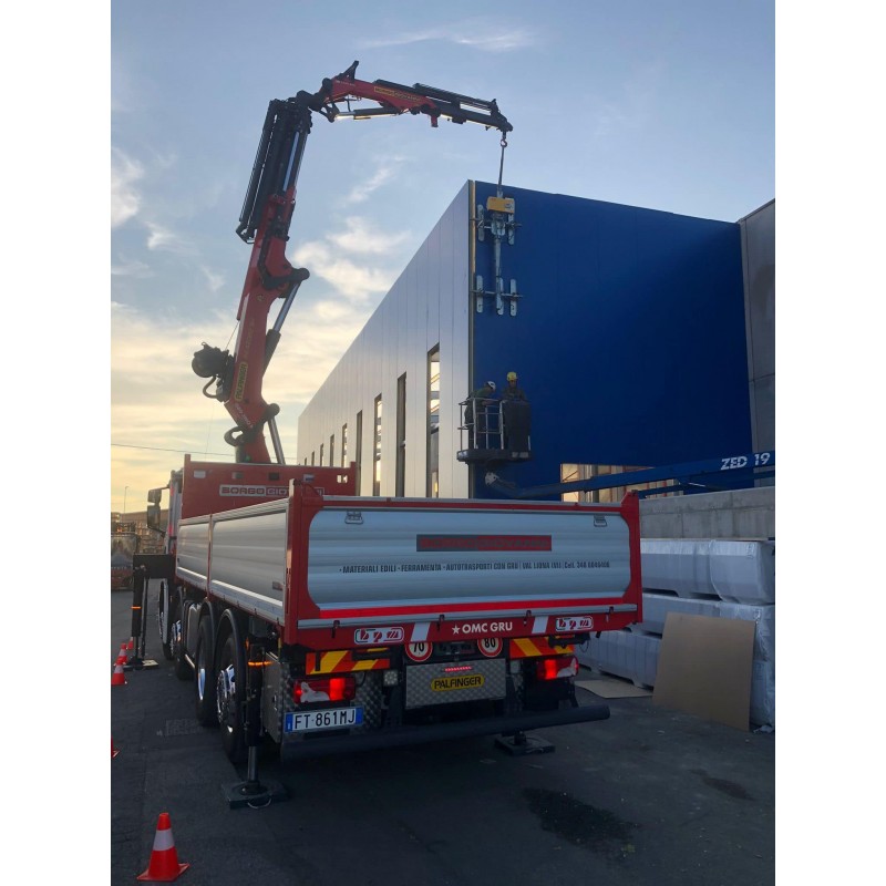 Pose de bardage vertical sous camion grue avec palonnier à ventouses - PALVAC